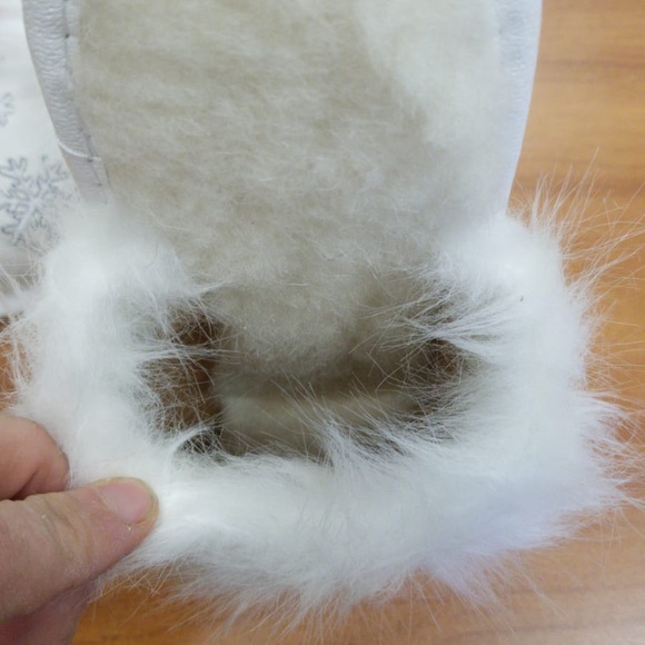 Size 9 Women’s House Slippers - Picture 8 of 8